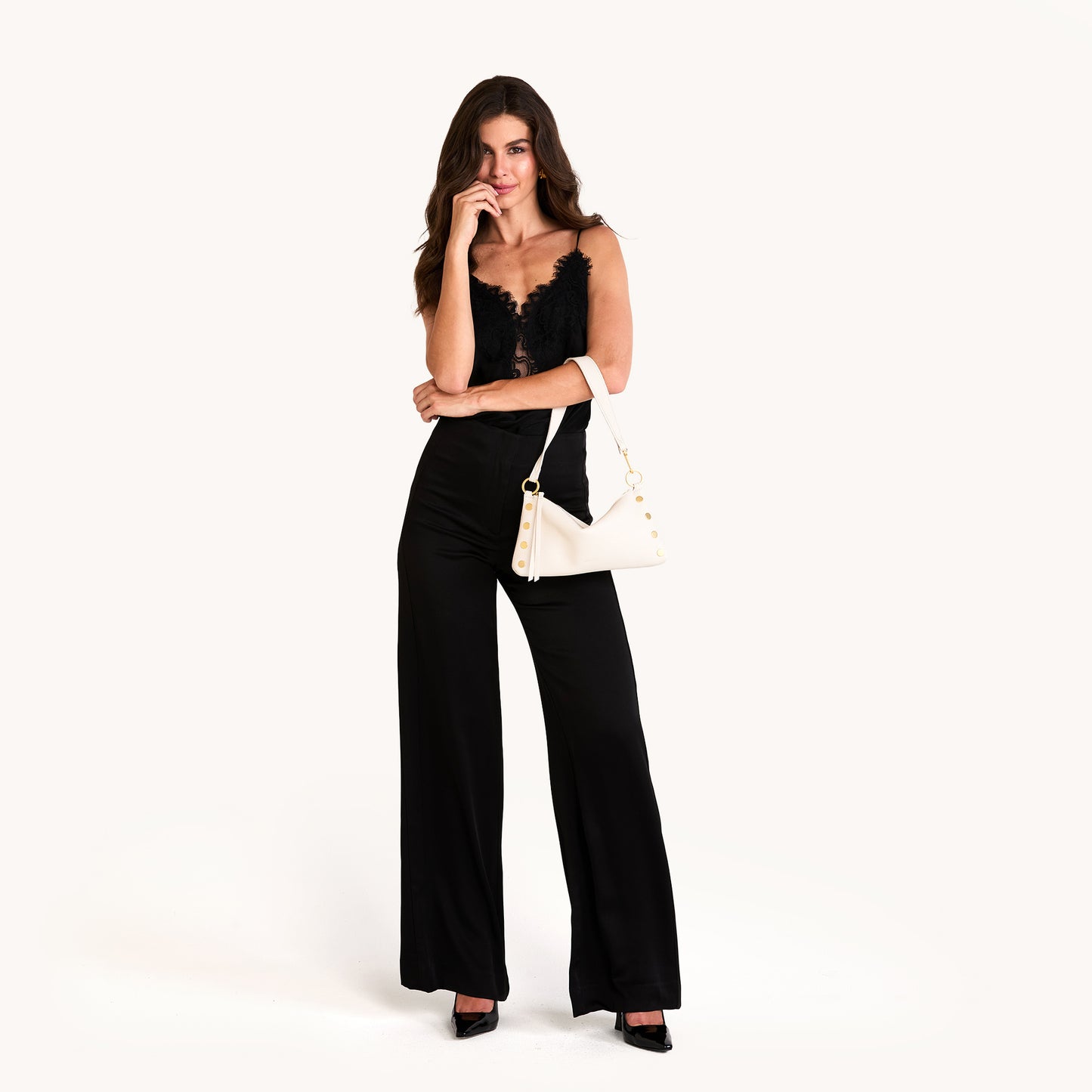 Model height is 5'9.5''