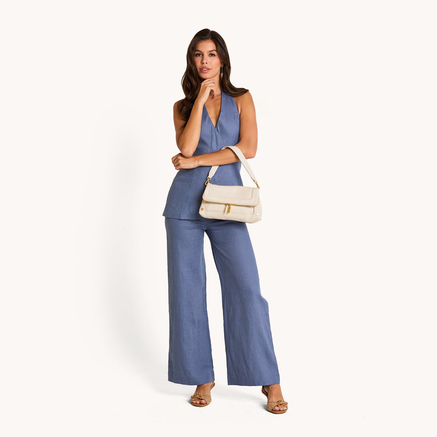 Model height is 5'9.5''