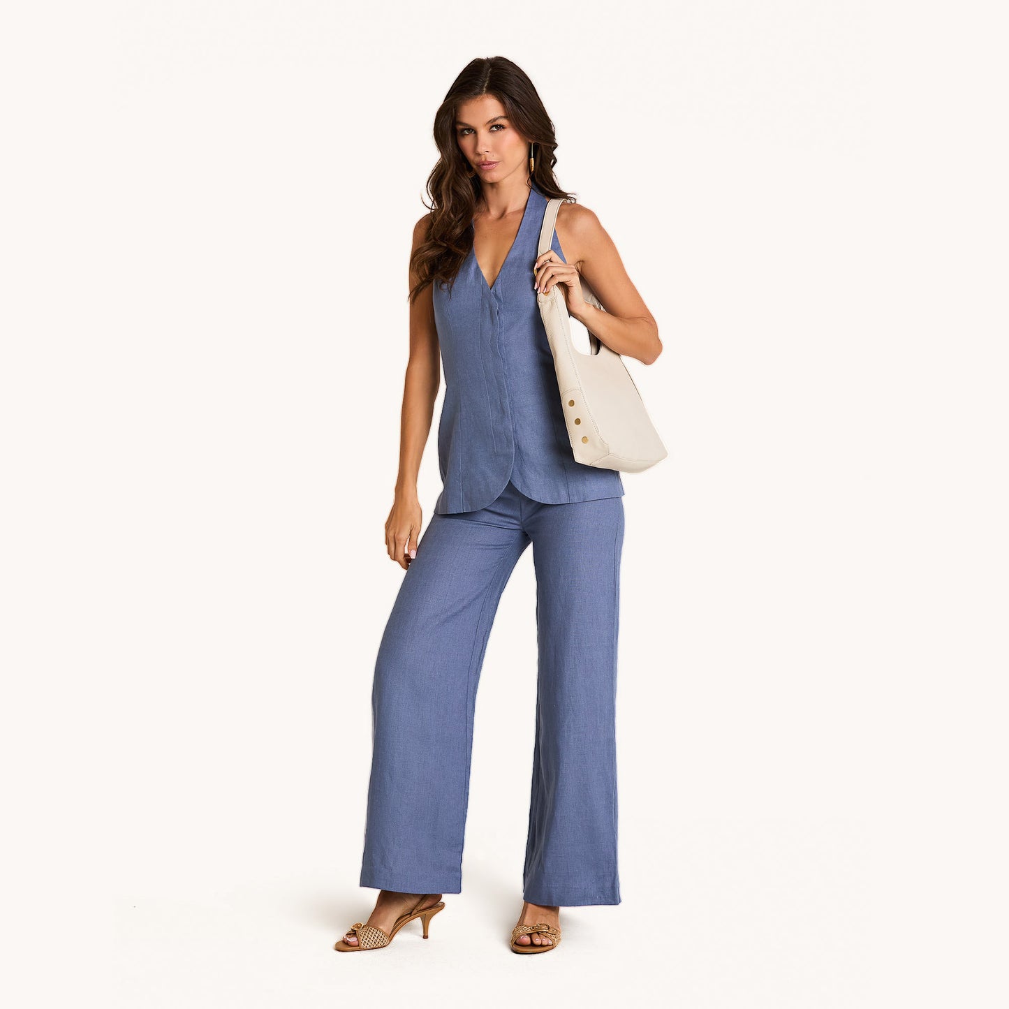 Model height is 5'9.5''