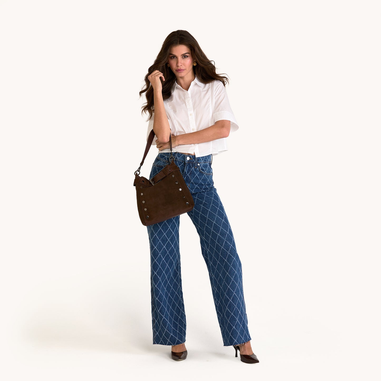 Model height is 5'9.5''