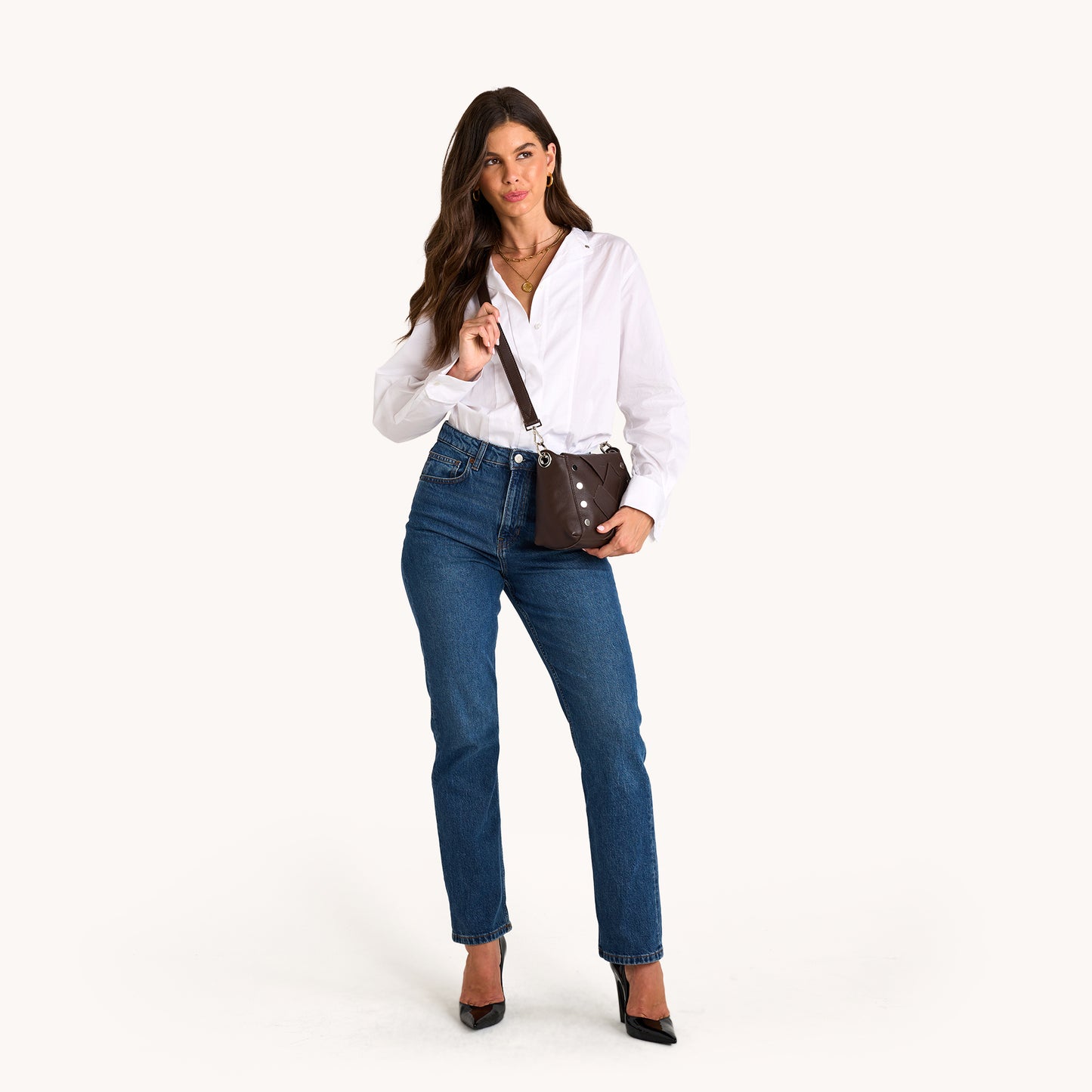 Model height is 5'9.5''