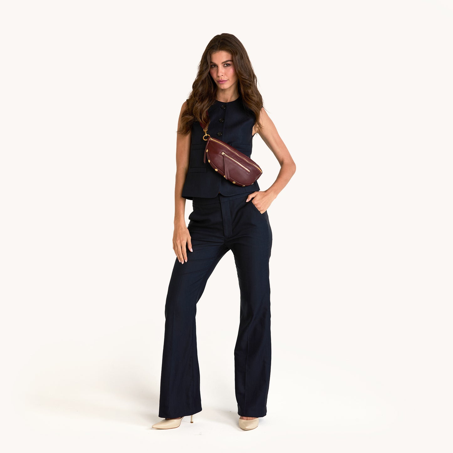 Model height is 5'9.5''