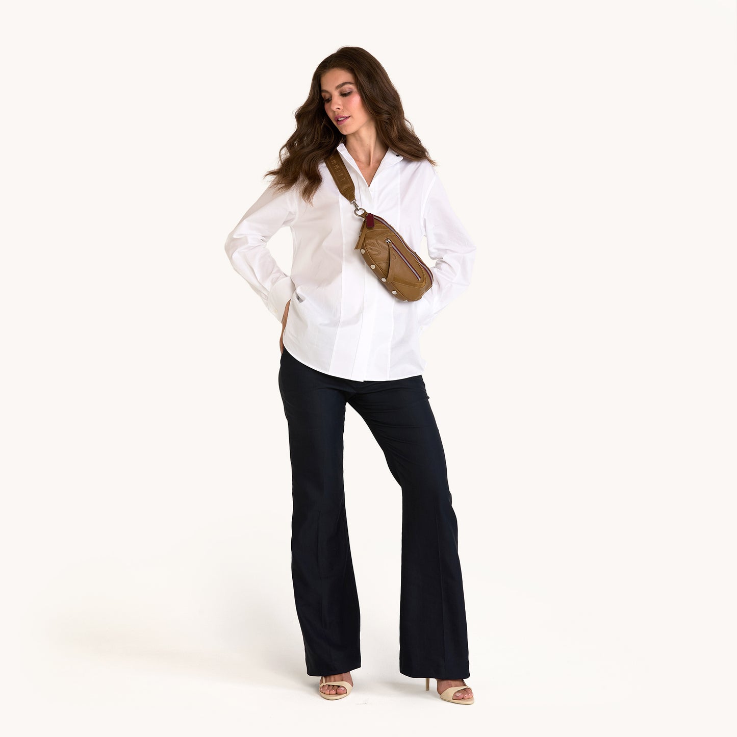 Model height is 5'9.5''