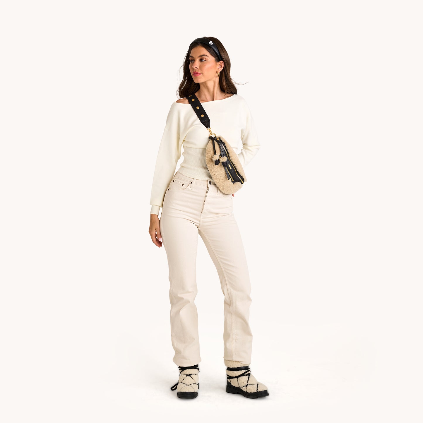 Model height is 5'9.5''