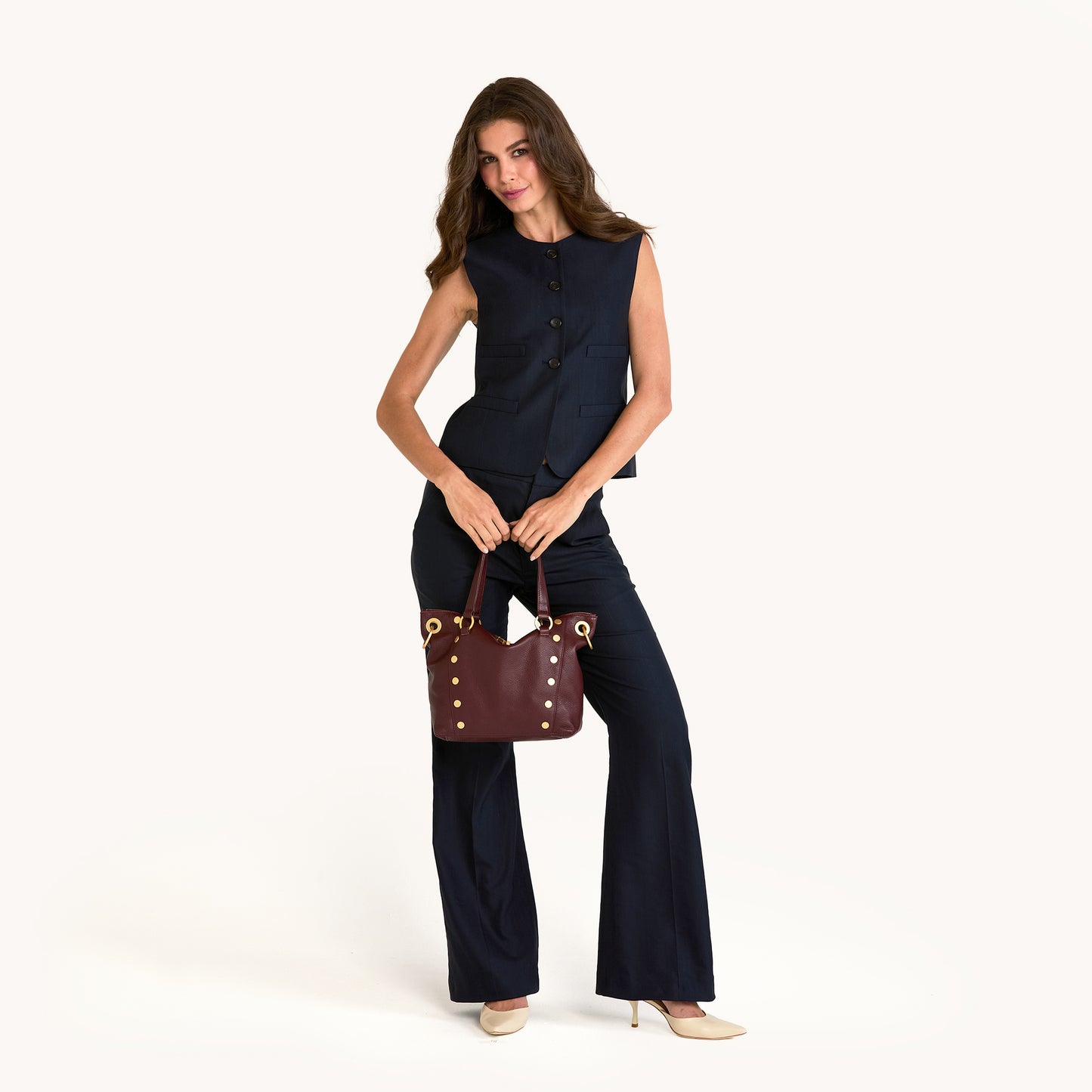 Model height is 5'9.5''