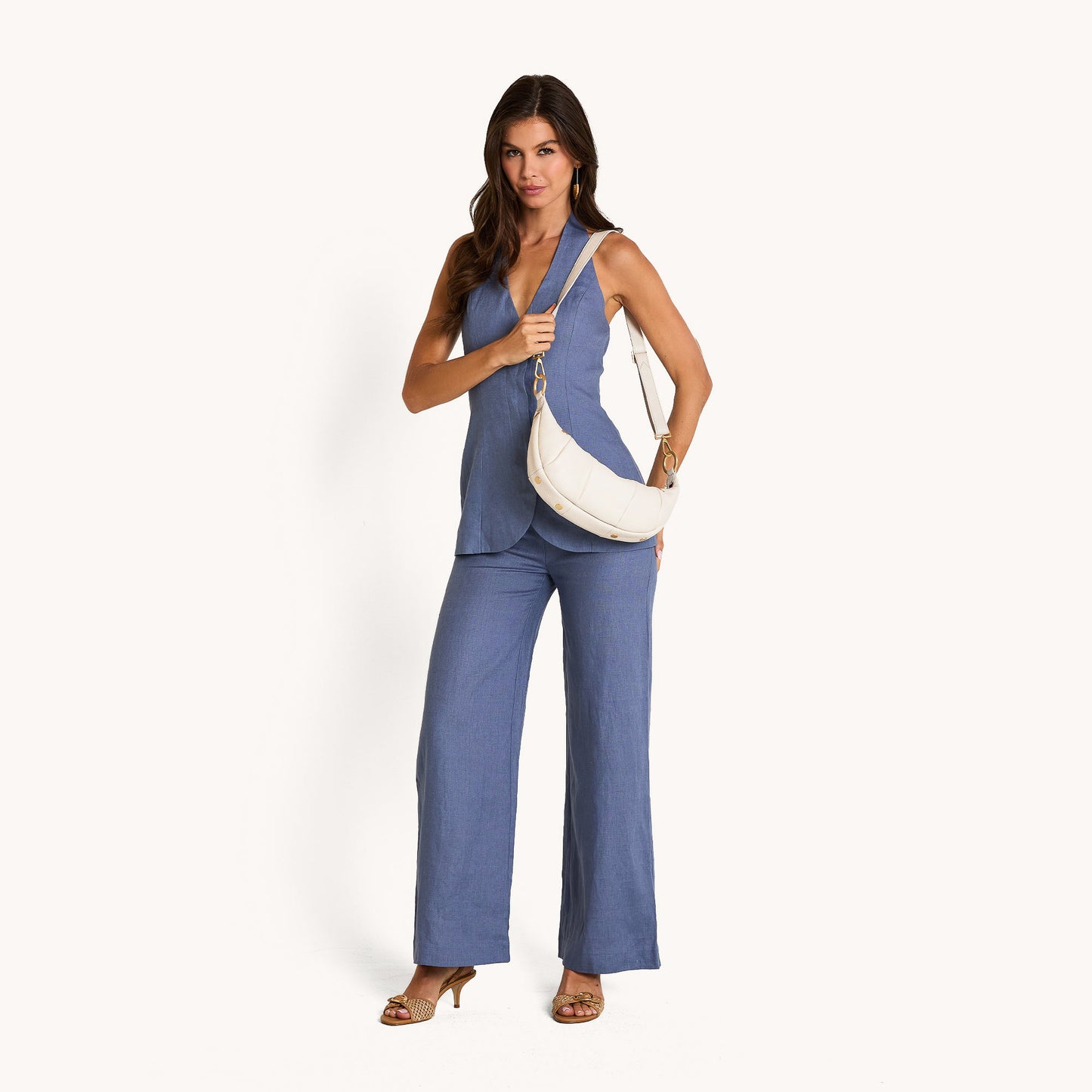 Model height is 5'9.5''