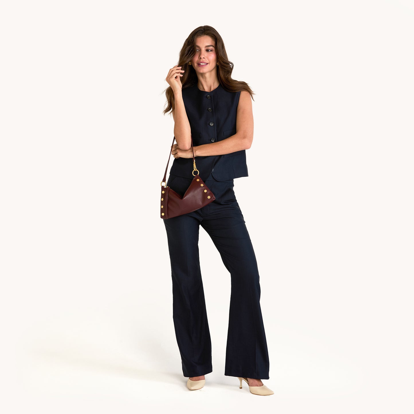 Model height is 5'9.5''