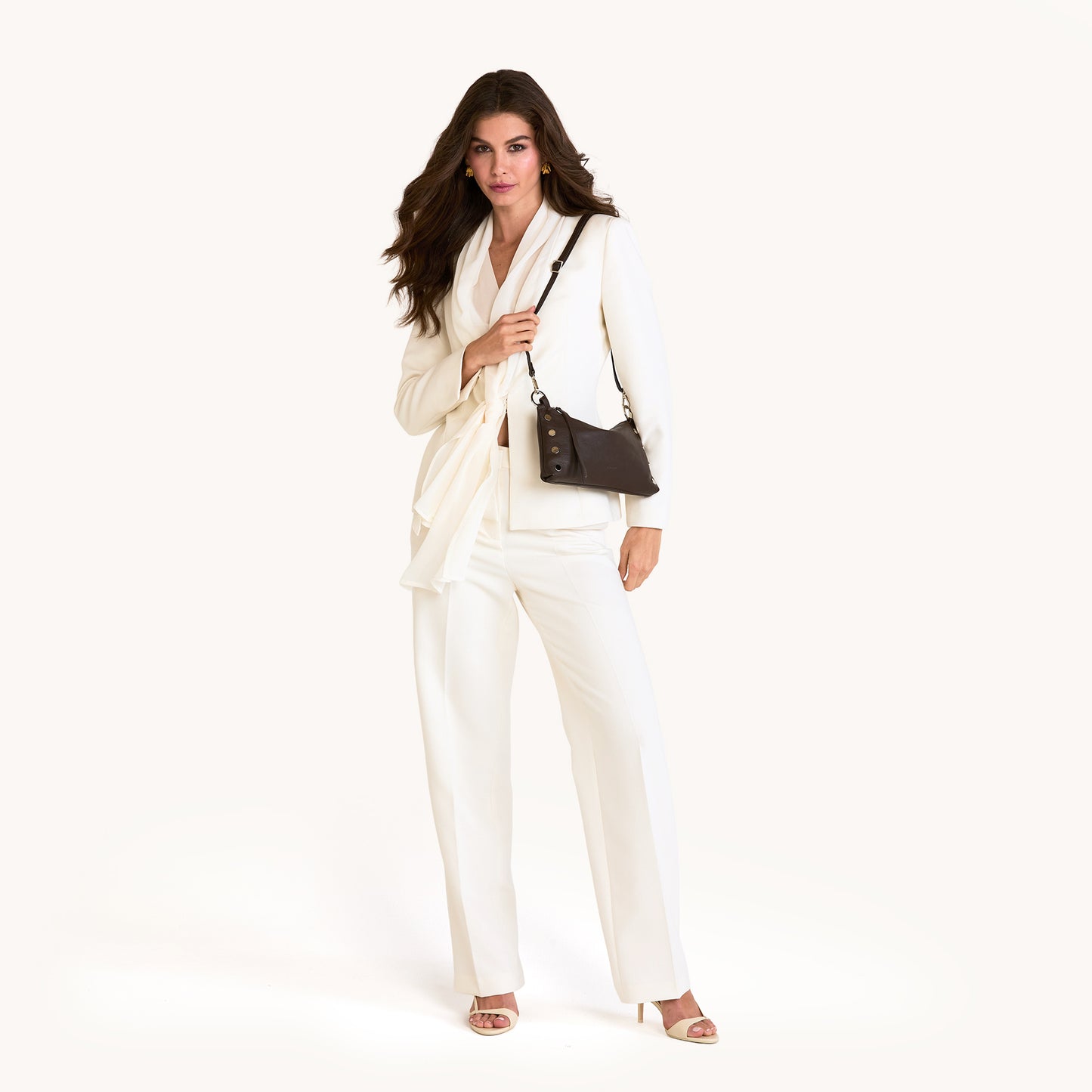 Model height is 5'9.5''