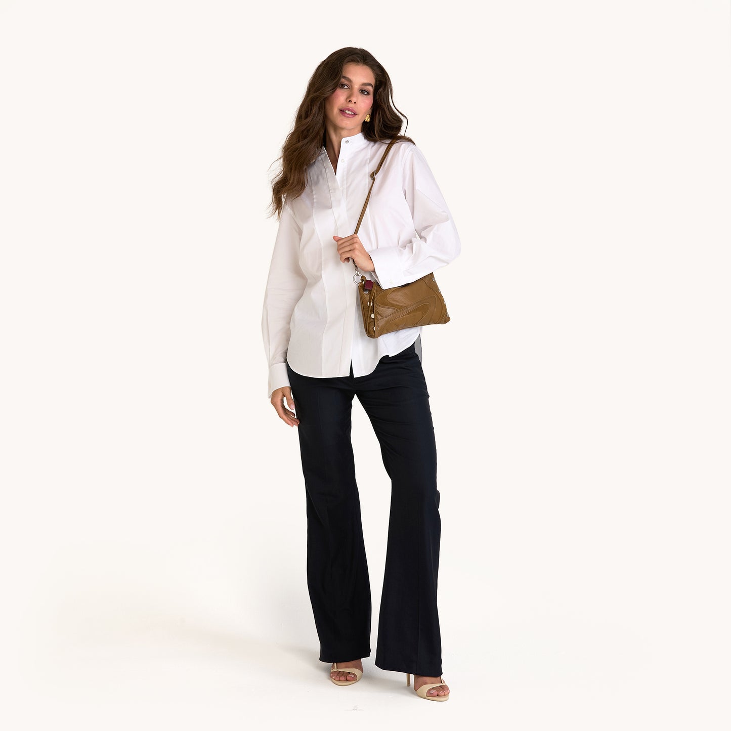 Model height is 5'9.5''