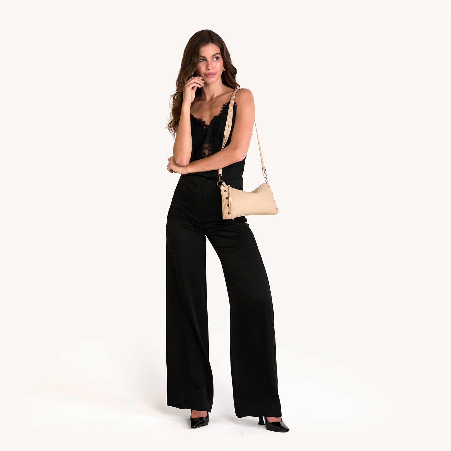 Model height is 5'9.5''