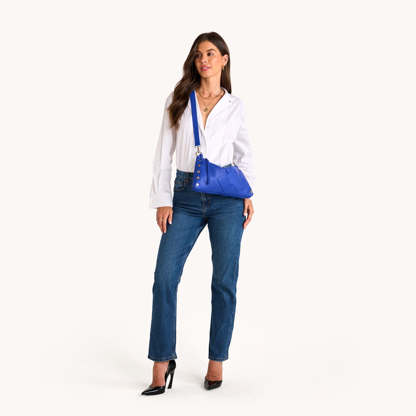 Model height is 5'9.5''