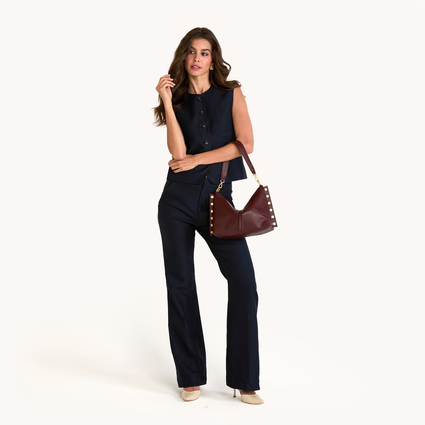 Model height is 5'9.5''