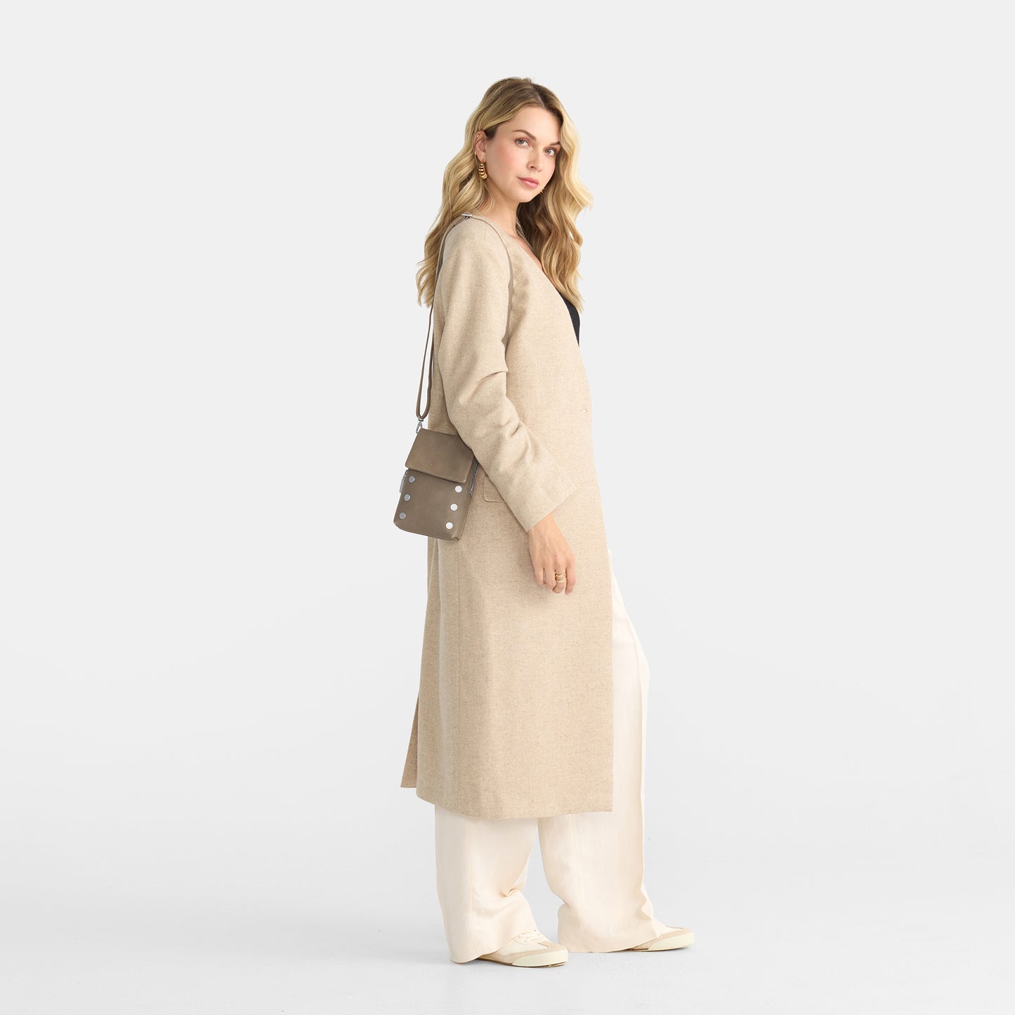 Model height is 5'9''