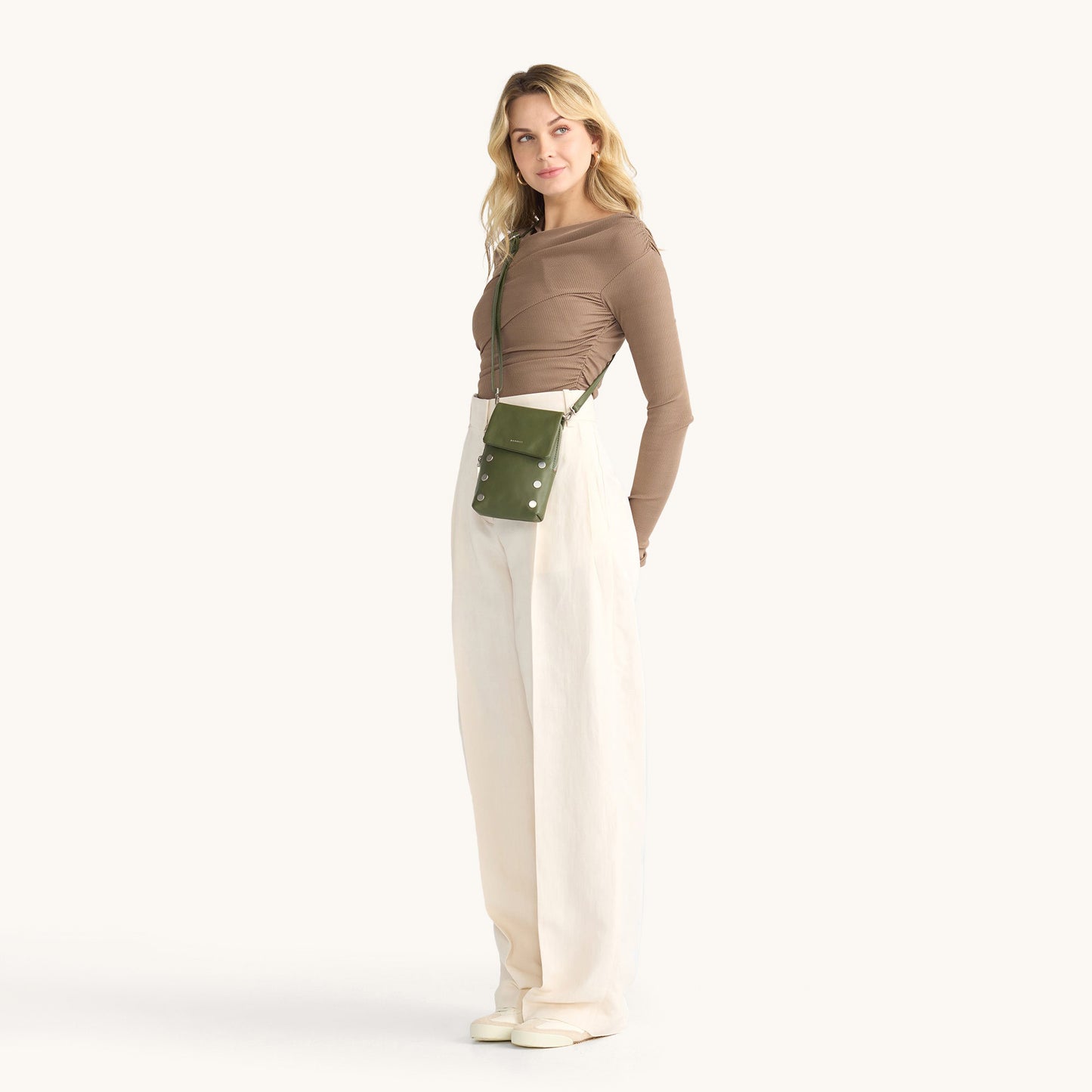 Model height is 5'9''