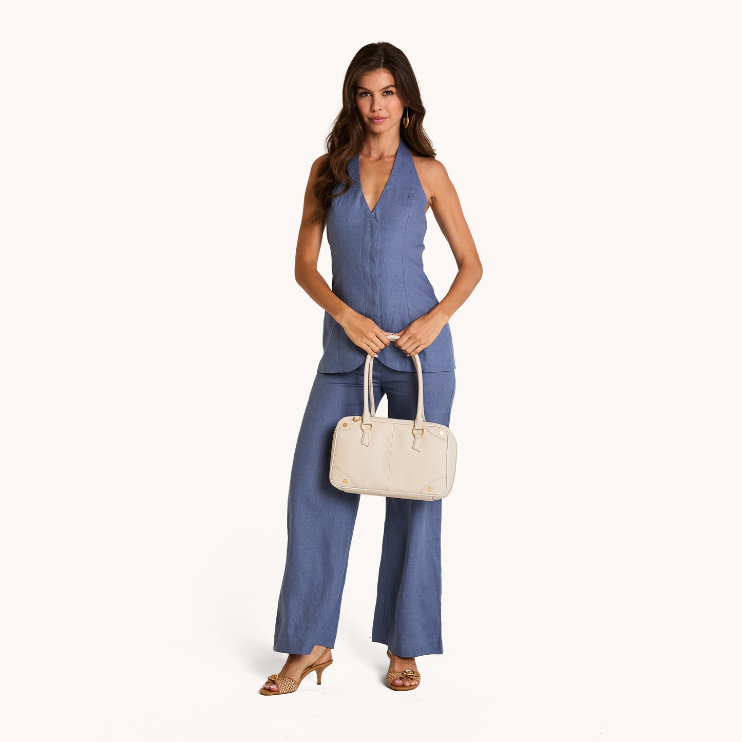 Model height is 5'9.5''