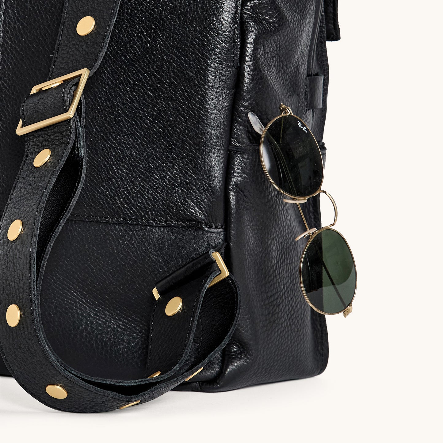 Montana-Backpack-XL-Black-BG-R-Zip-Detail-View