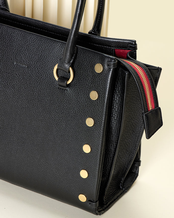 Detail Image of Allen LRG in black brushed gold red zip.