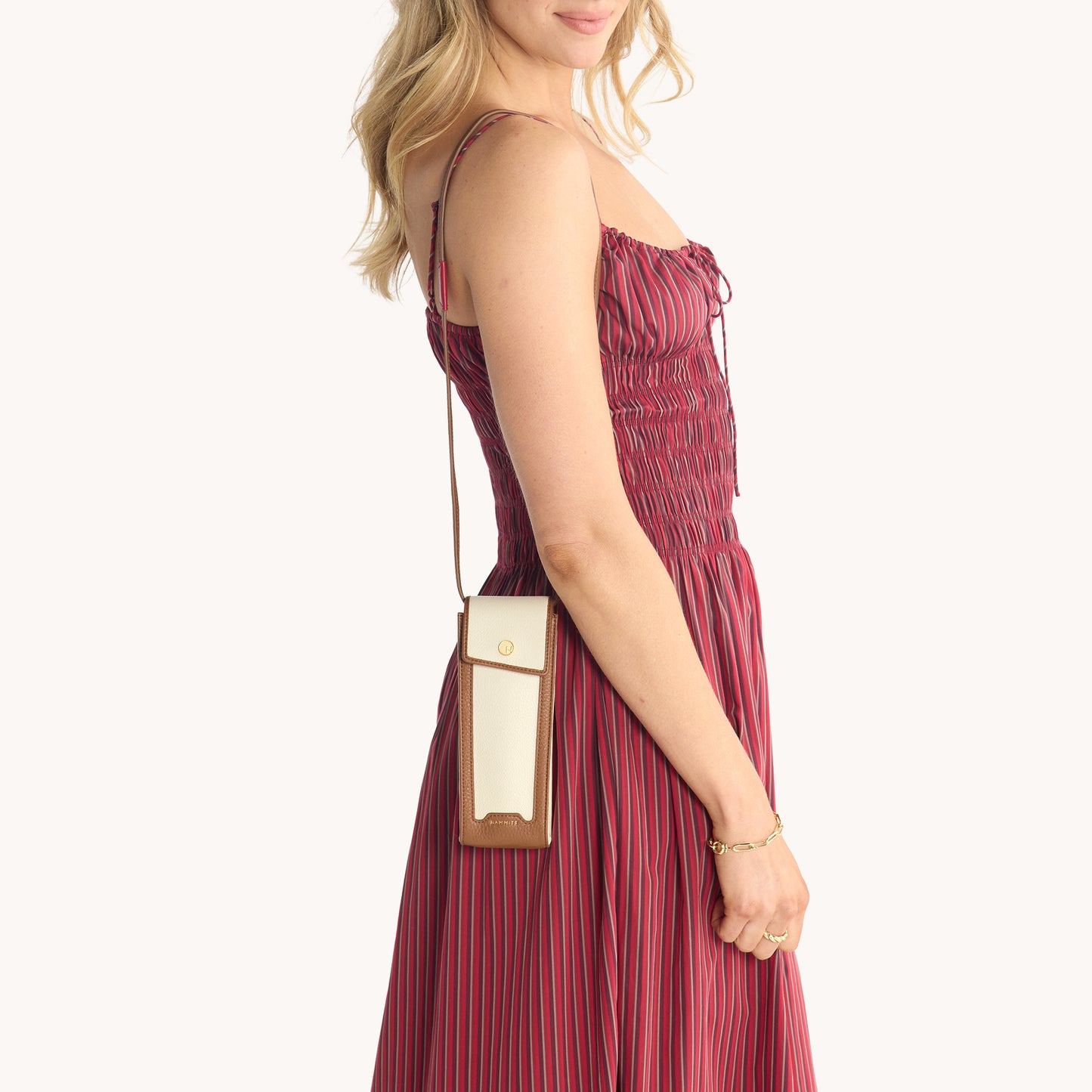 Sunny-Carrier-Courtyard-Cream-BG-Model-View