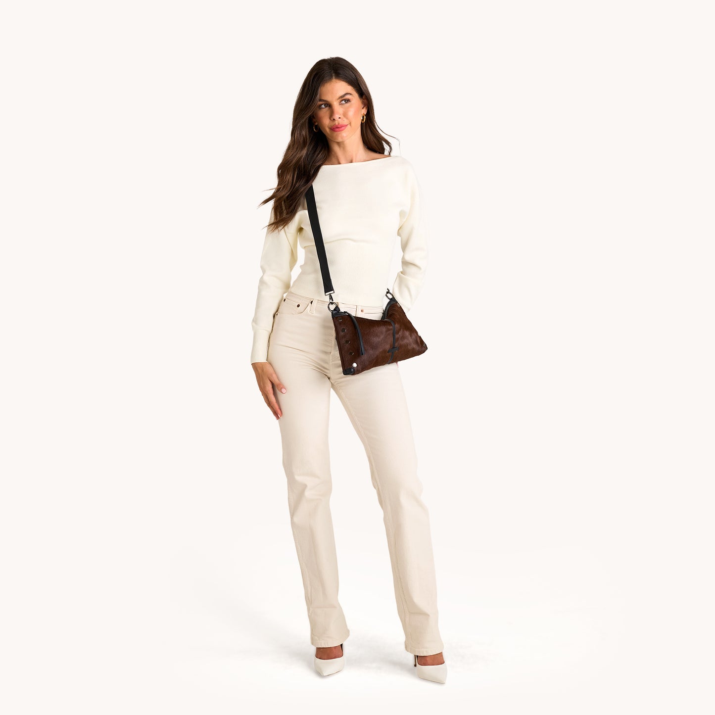 Model height is 5'9.5''