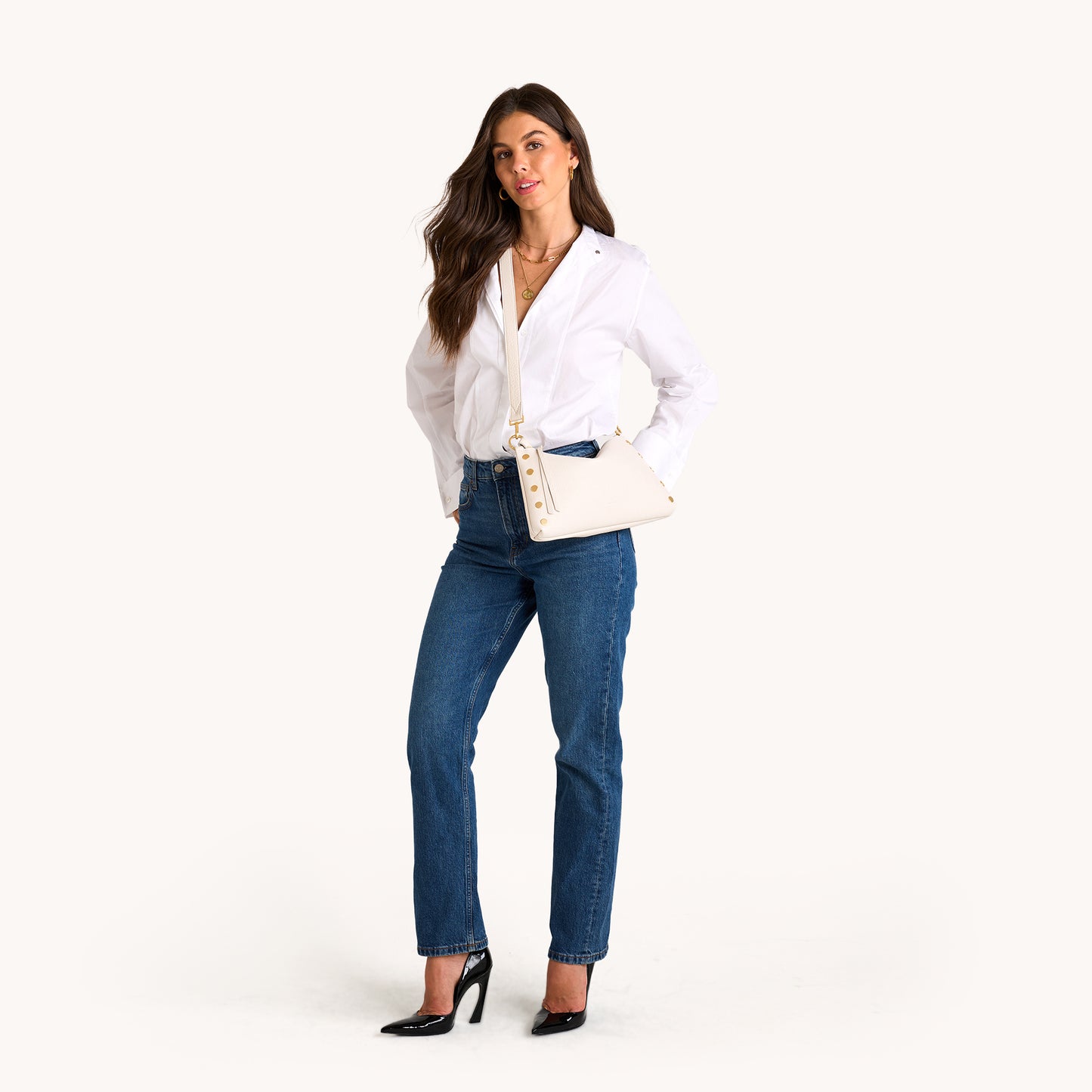 Model height is 5'9.5''