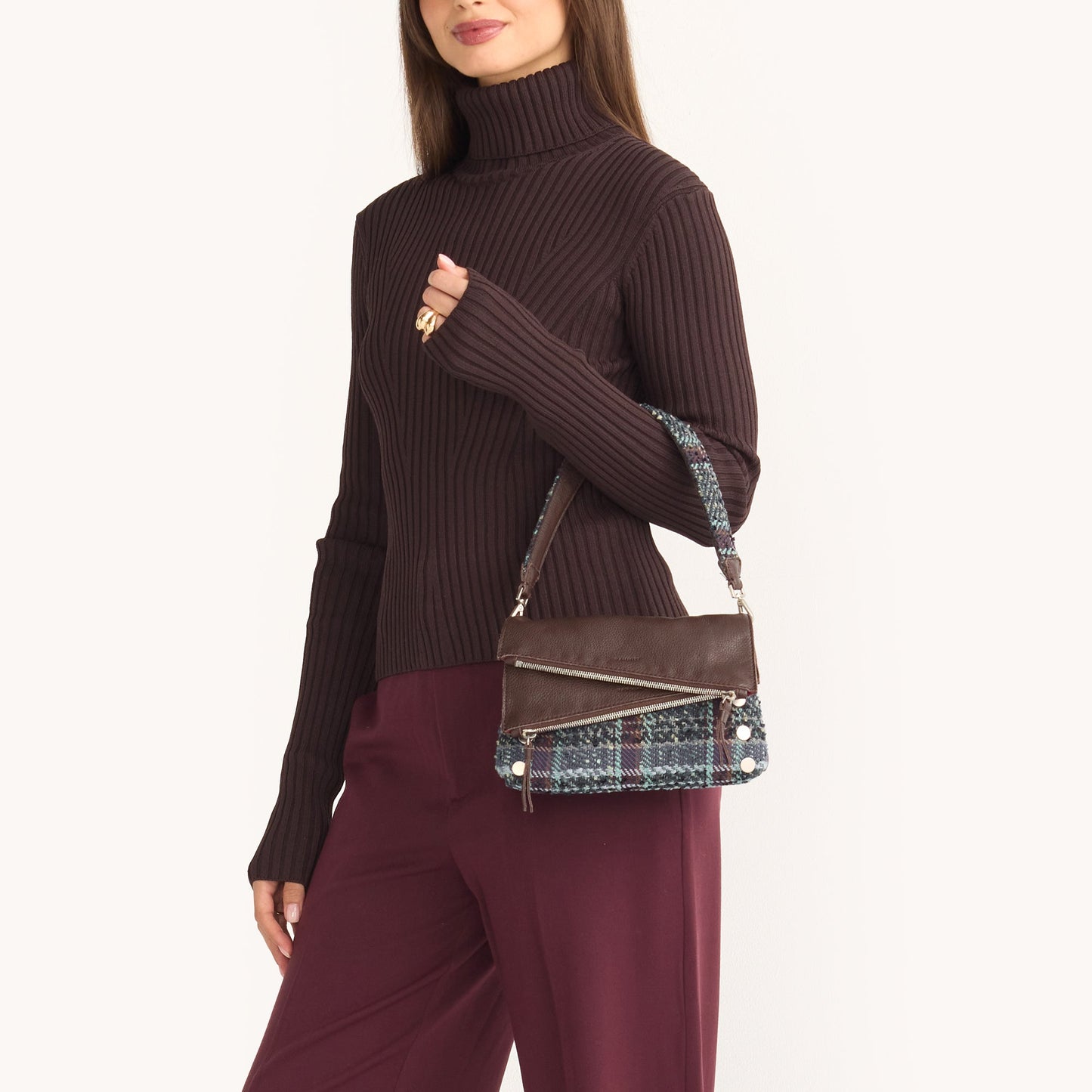 Dillon-Sml-Woven-Waltz-Model-View