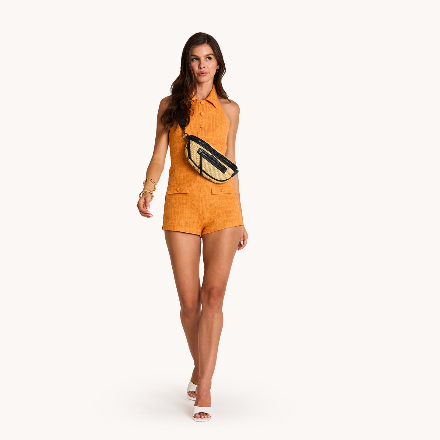 Model height is 5'9.5''