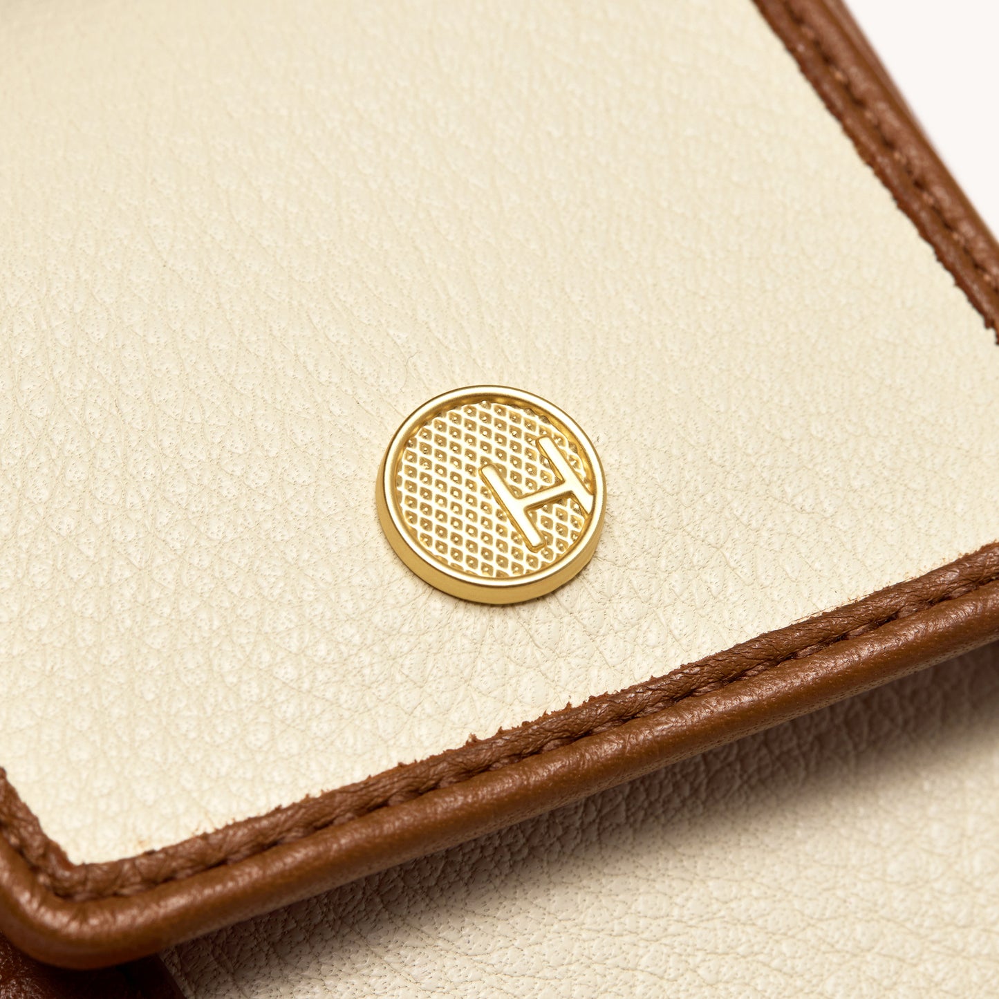 Sunny-Carrier-Courtyard-Cream-BG-Front-View-Detail