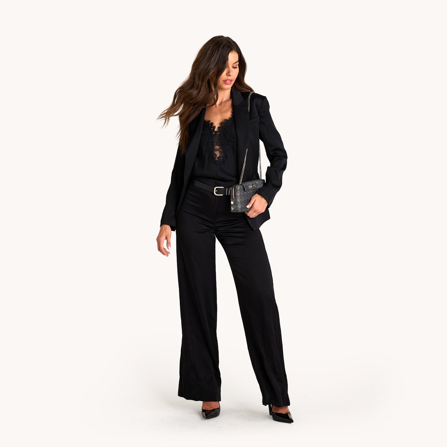 Model height is 5'9.5''