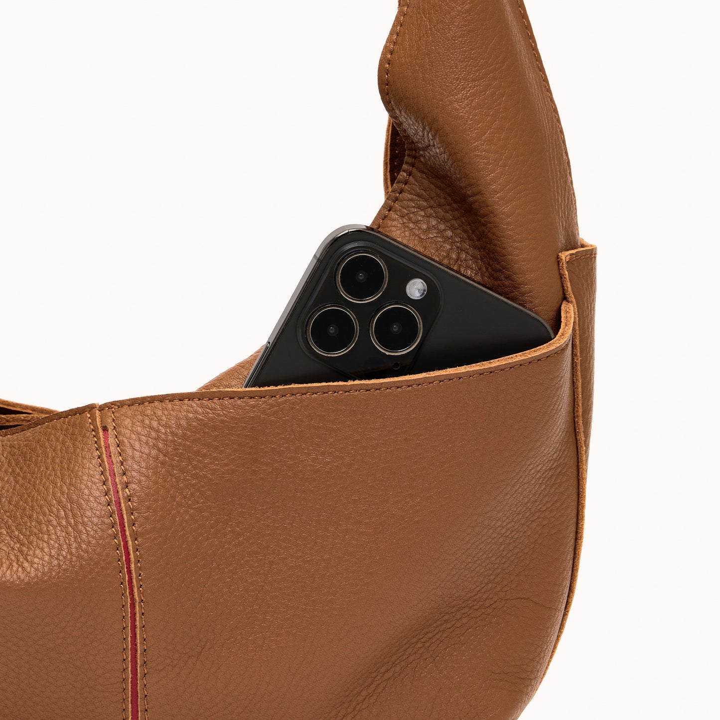 Tom-Zip-Med-Mahogany-Pebble-BG-Red-Zip-Detail-View