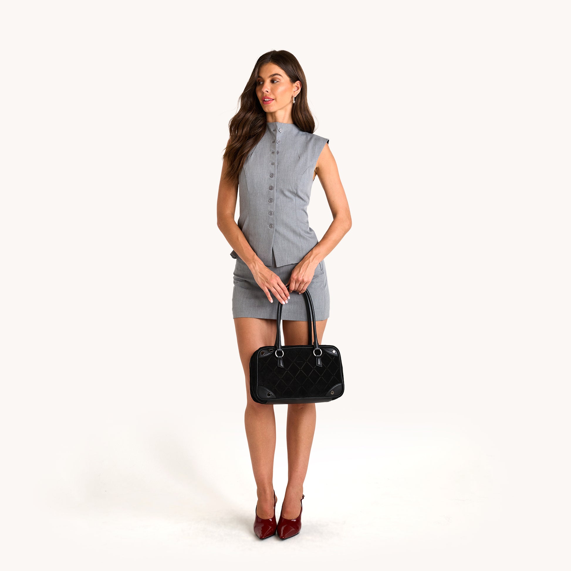 Model height is 5'9.5''