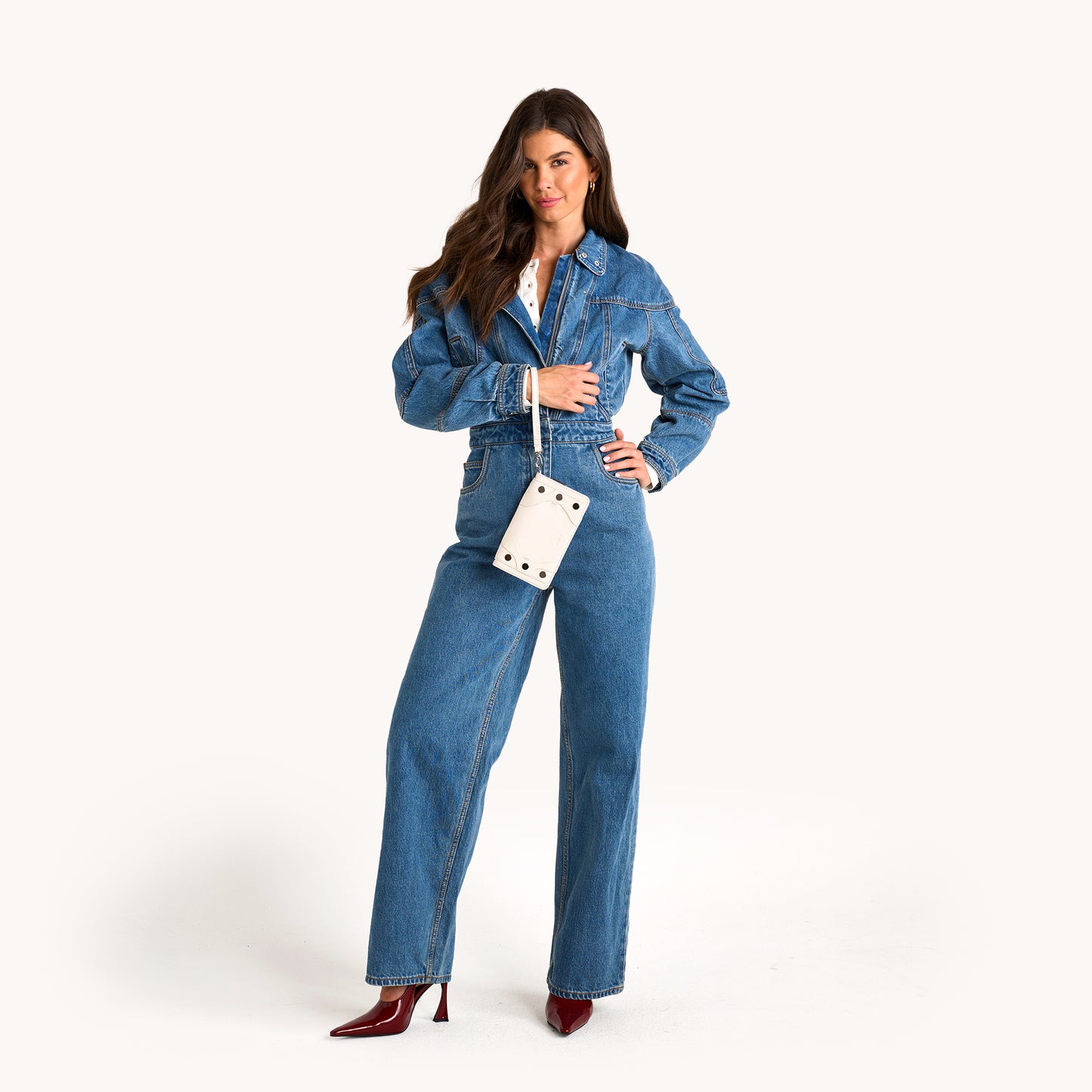 Model height is 5'9.5''