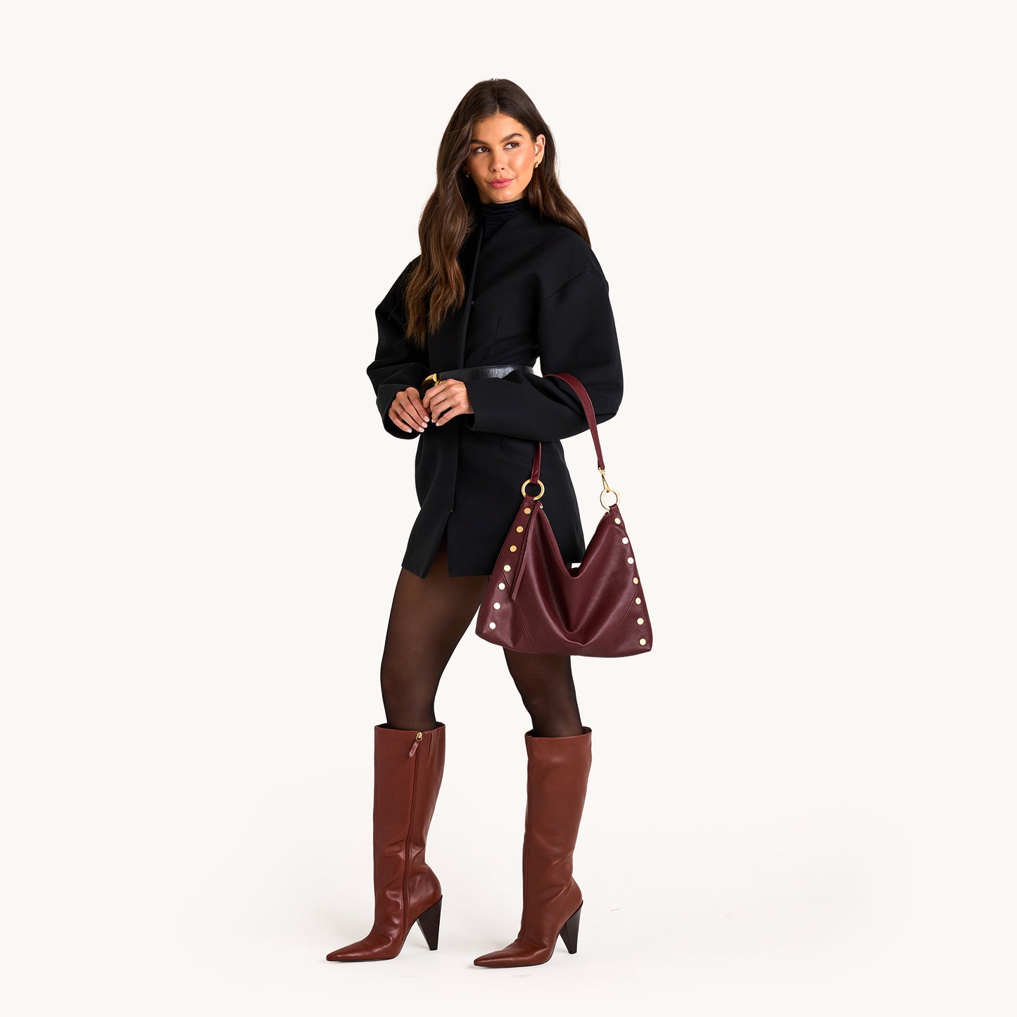 Model height is 5'9.5''