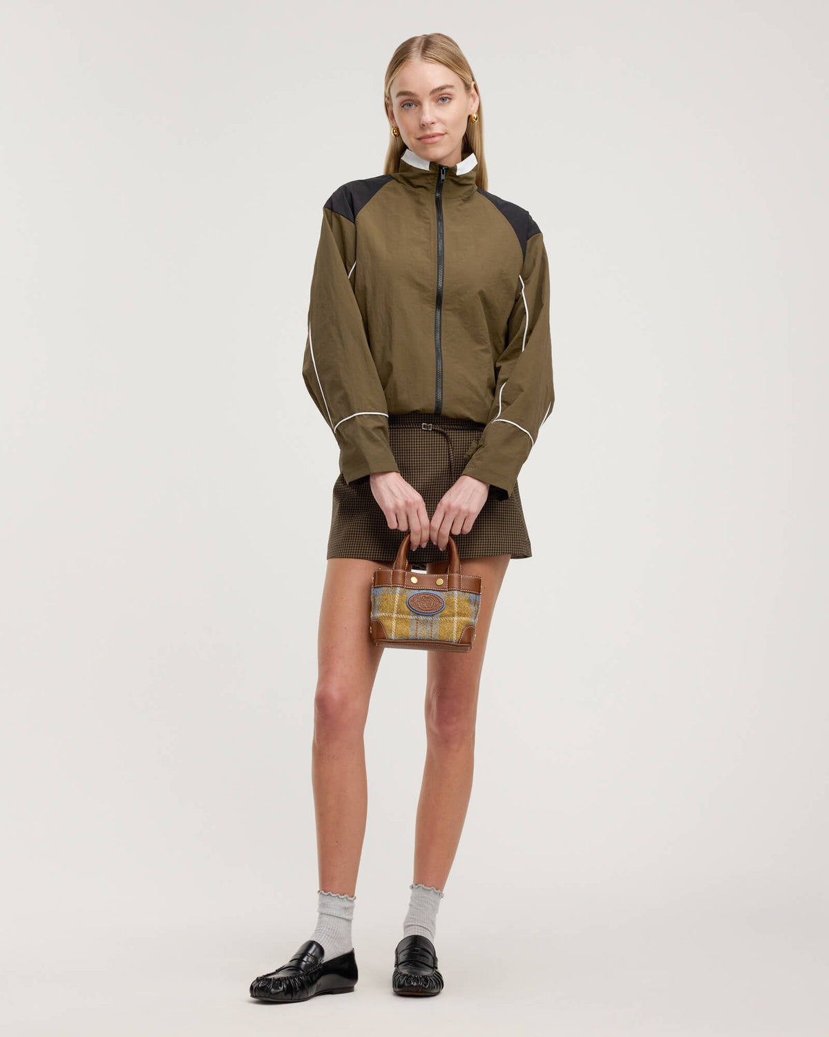 Model height is 5'10''