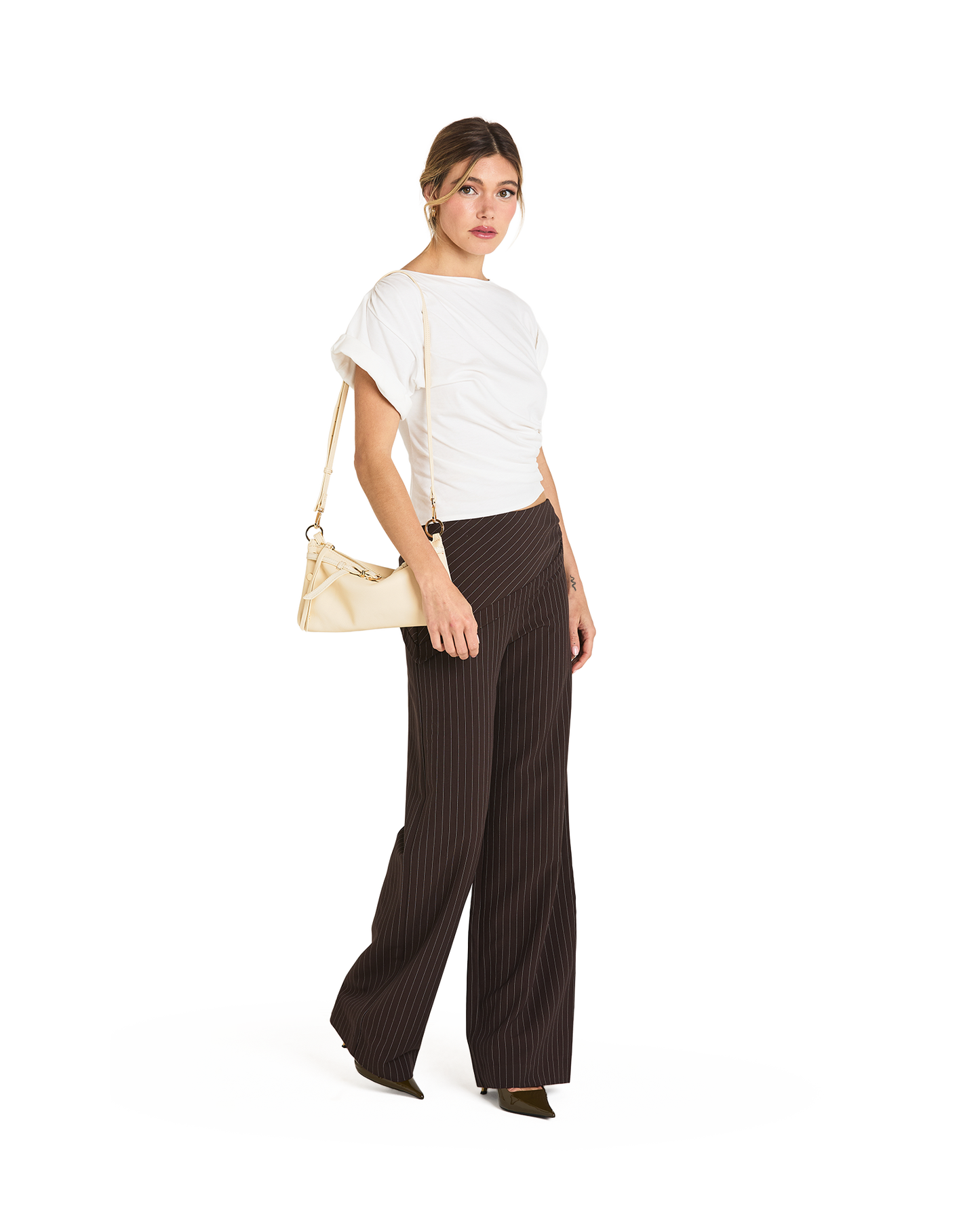 Model height is 5'9''