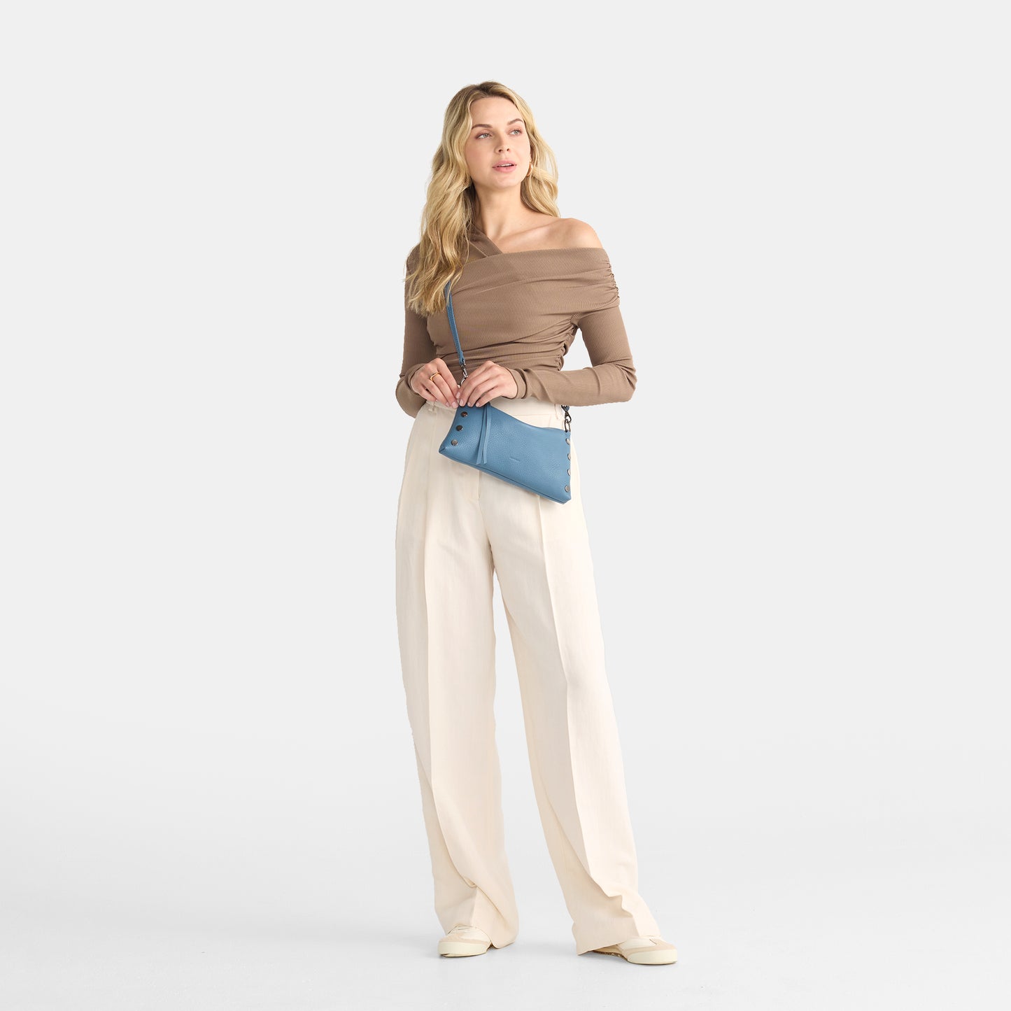 Model height is 5'9''