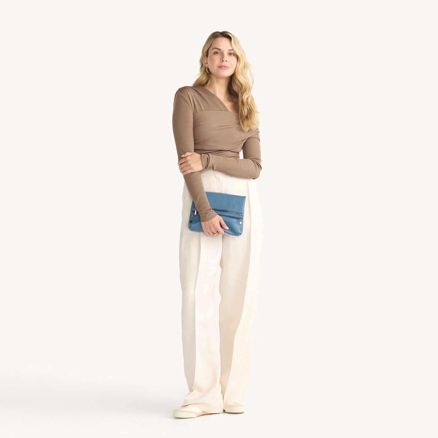 Model height is 5'9''