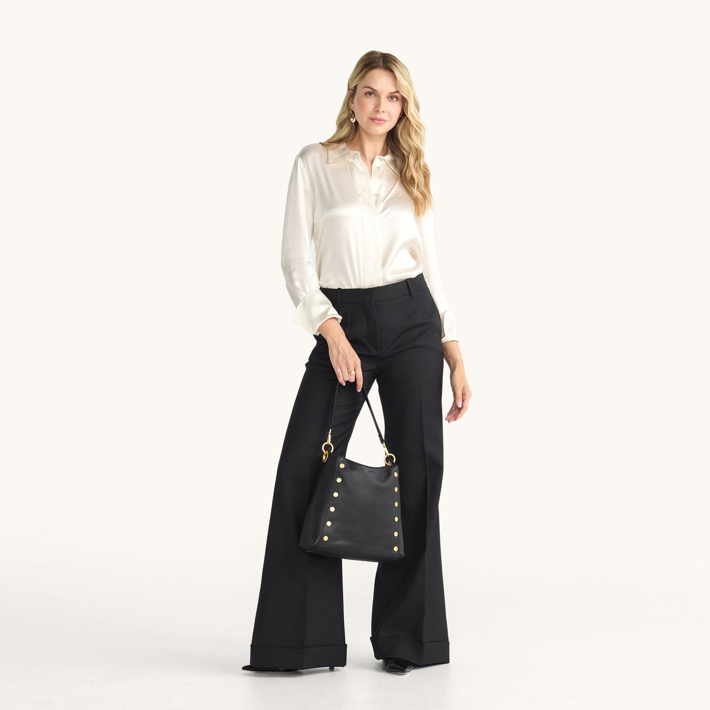Model height is 5'9''