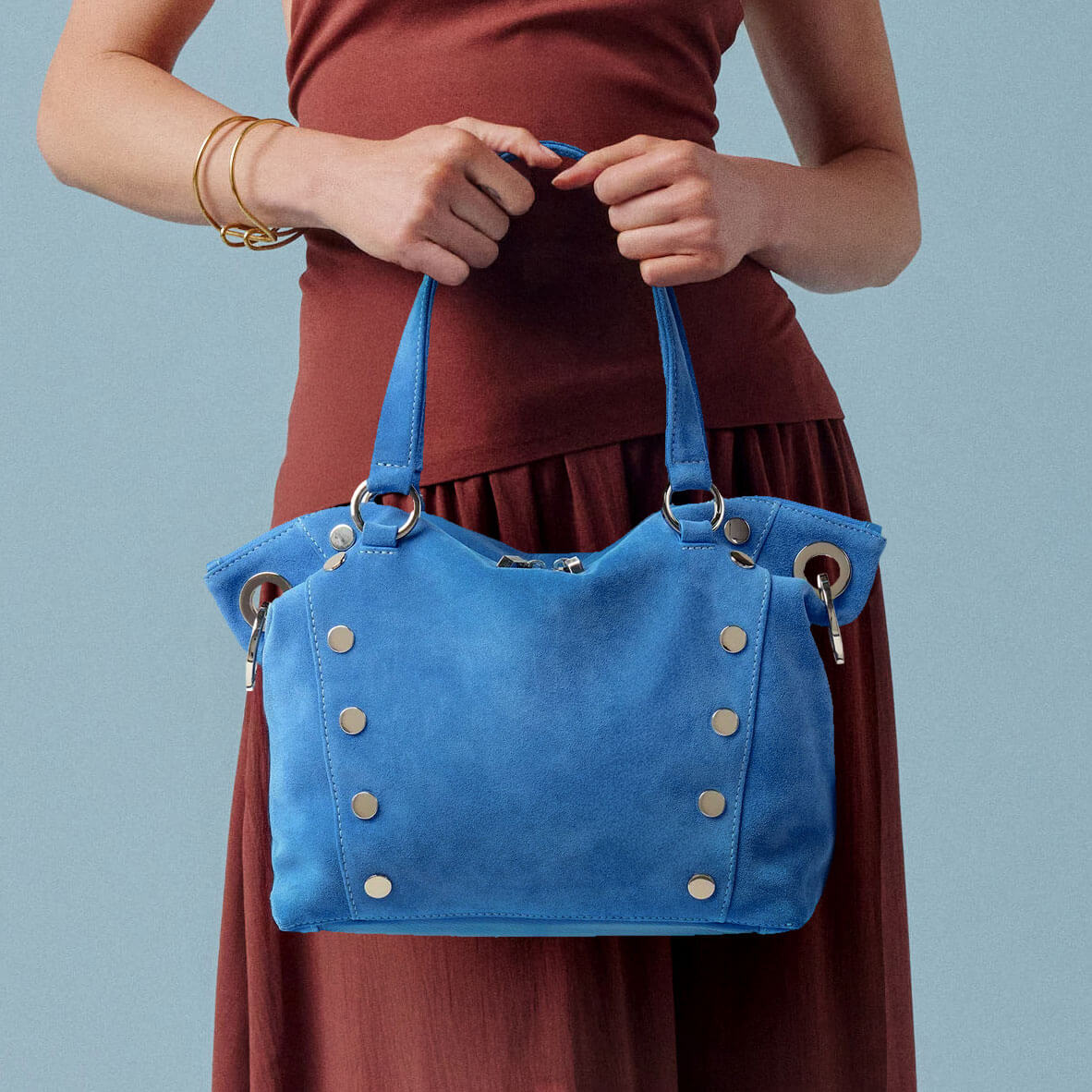 Daniel-Med-Hydrangea-Suede-S-Model-View-lifestyle