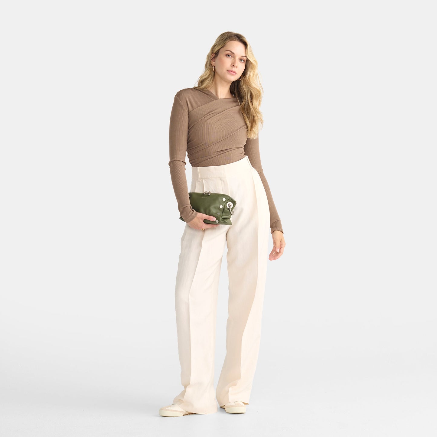 Model height is 5'9''