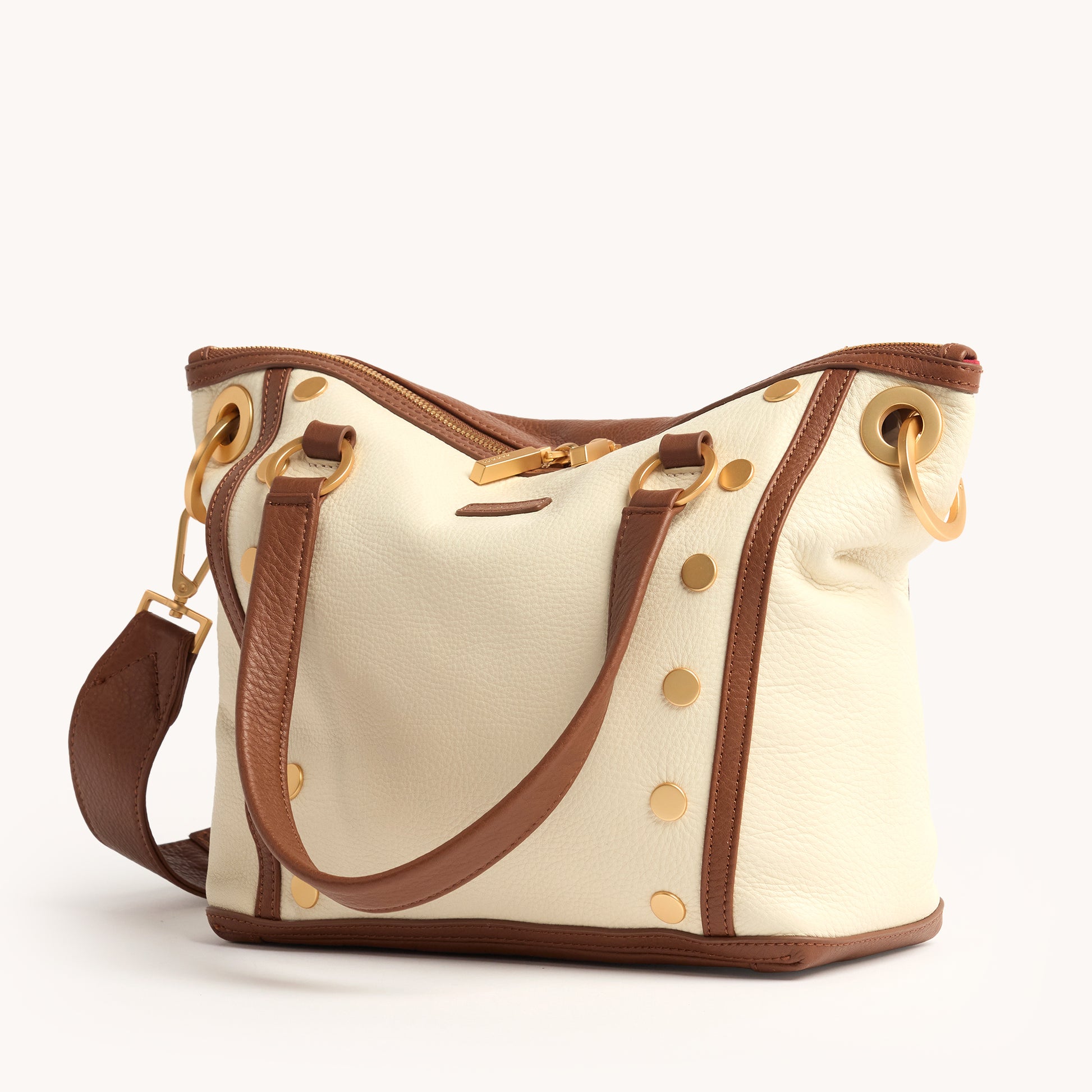 Daniel-Med-Courtyard-Cream-BG-Front-Side-View-2