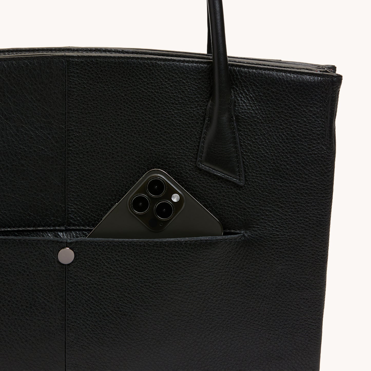 Elle-Work-Carry-Black-GM-Back-Detail-View