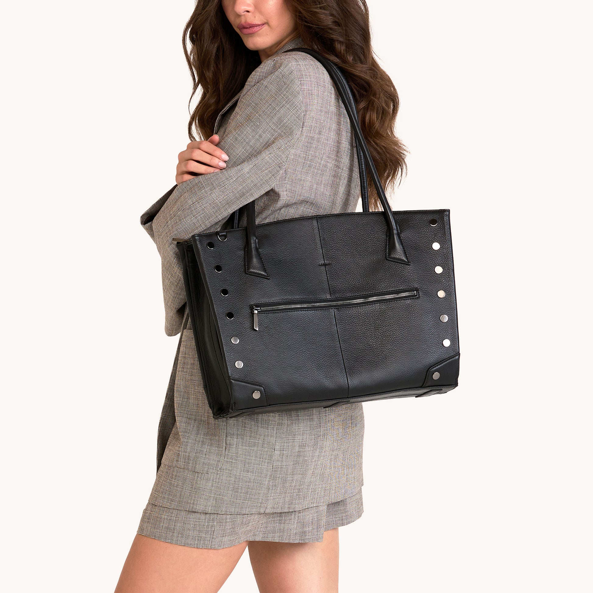 Elle-Work-Carry-Black-GM-Model-View-1