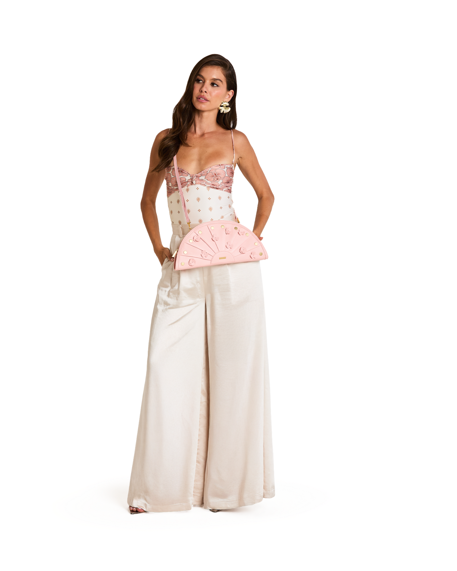 Model height is 5'9.5''