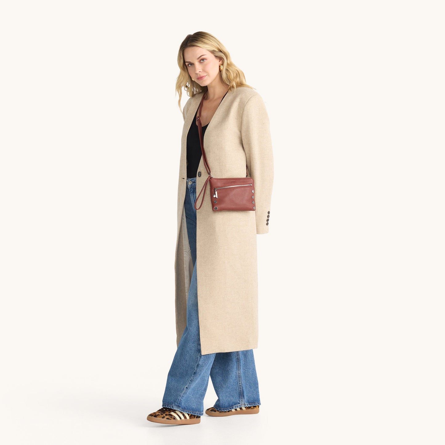 Model height is 5'9''