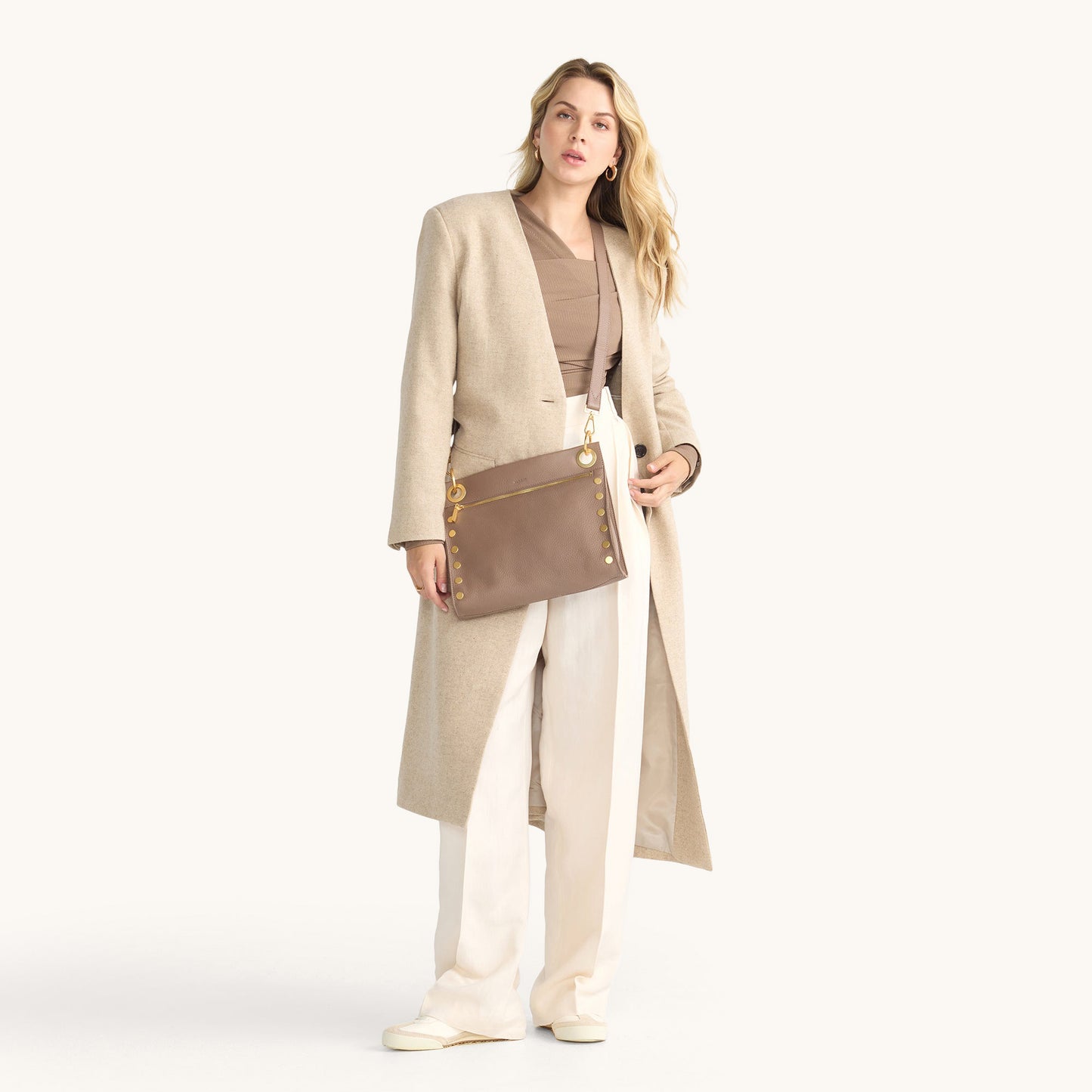 Model height is 5'9''