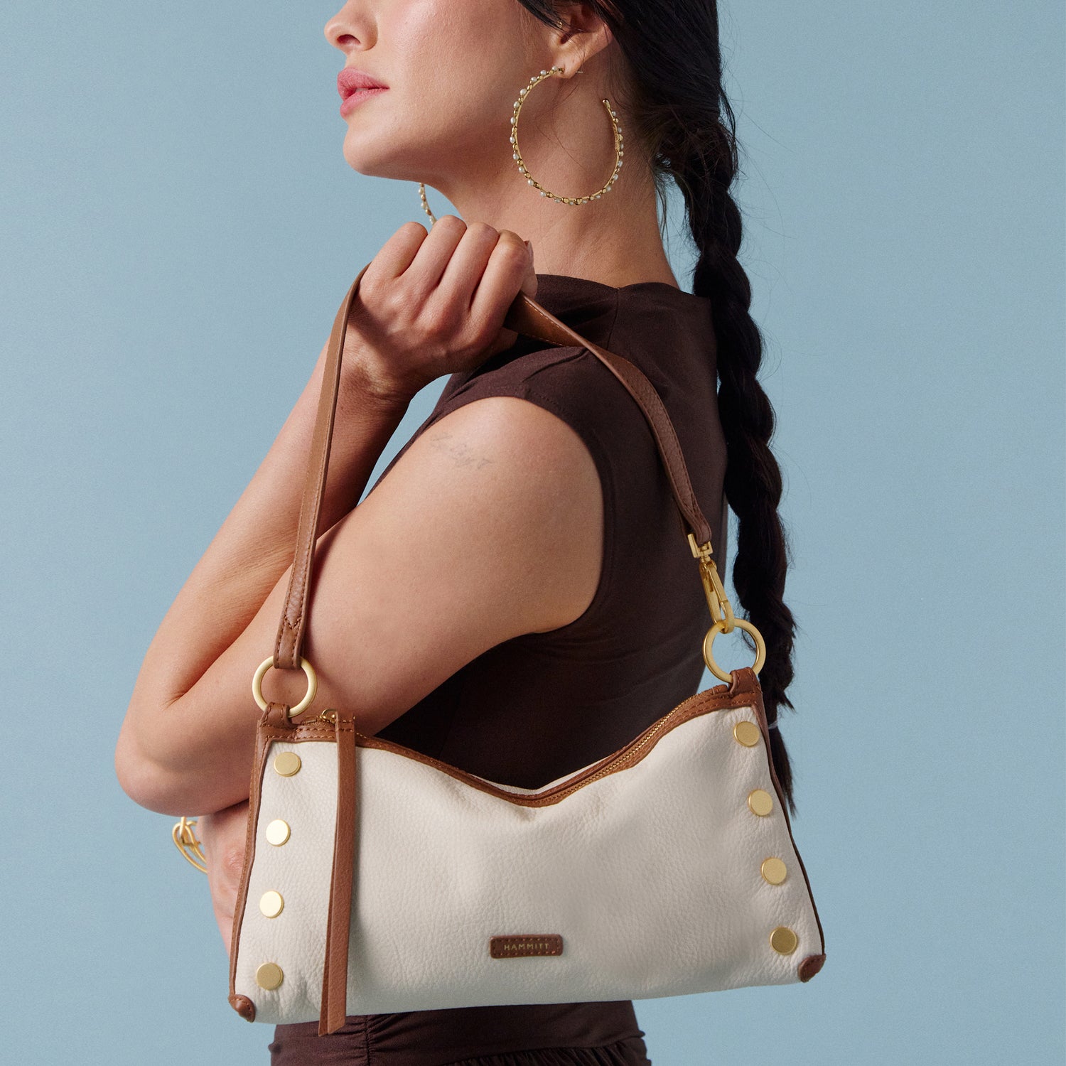 Kyle-Courtyard-Cream-model-view-3