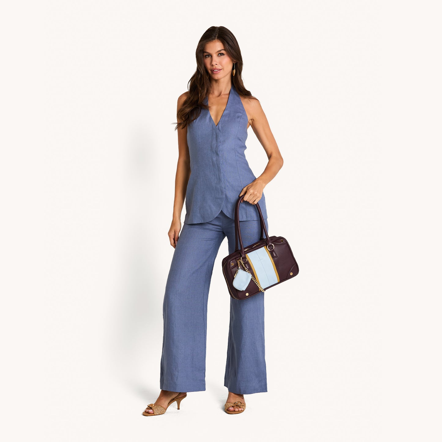 Model height is 5'9.5''