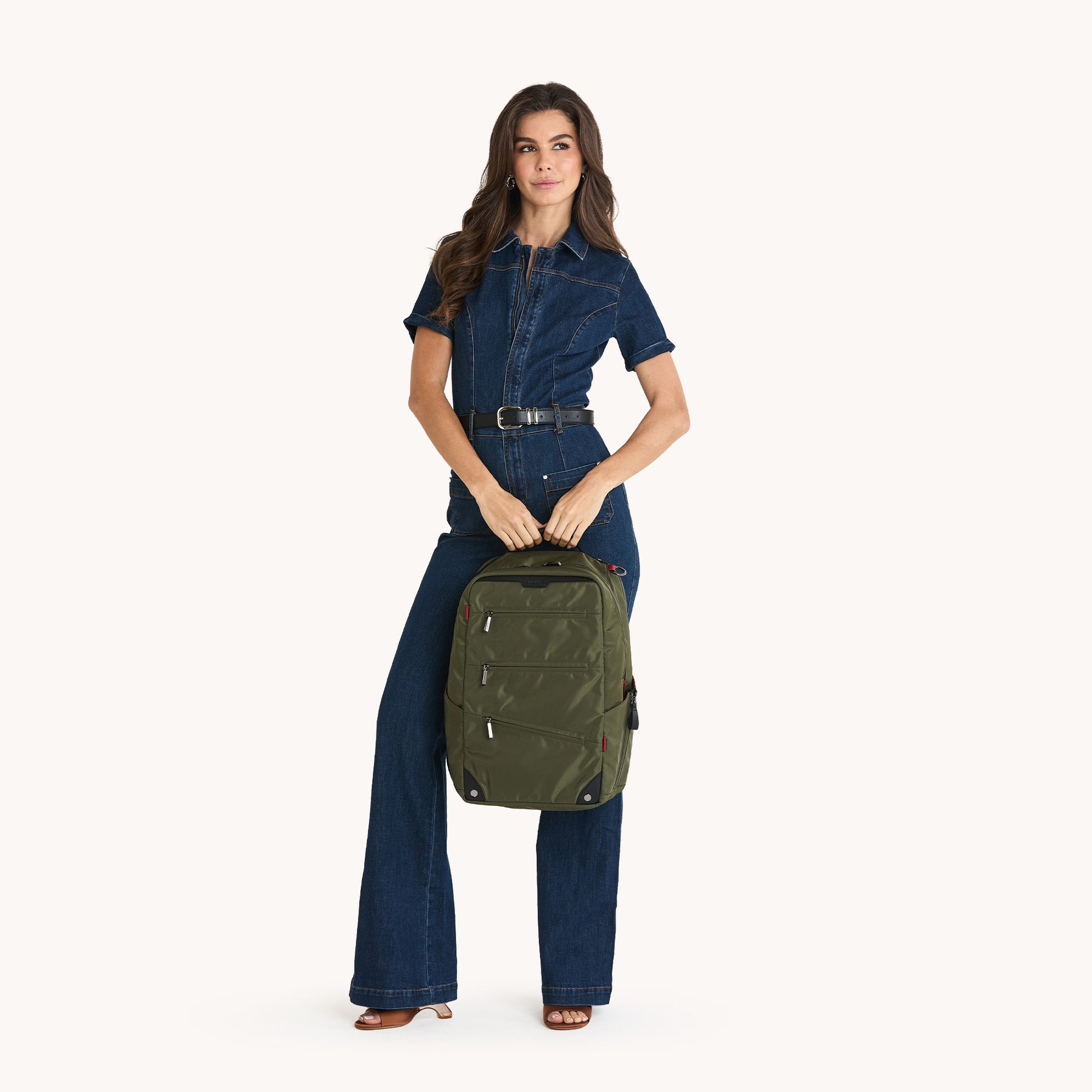 Model height is 5'9''