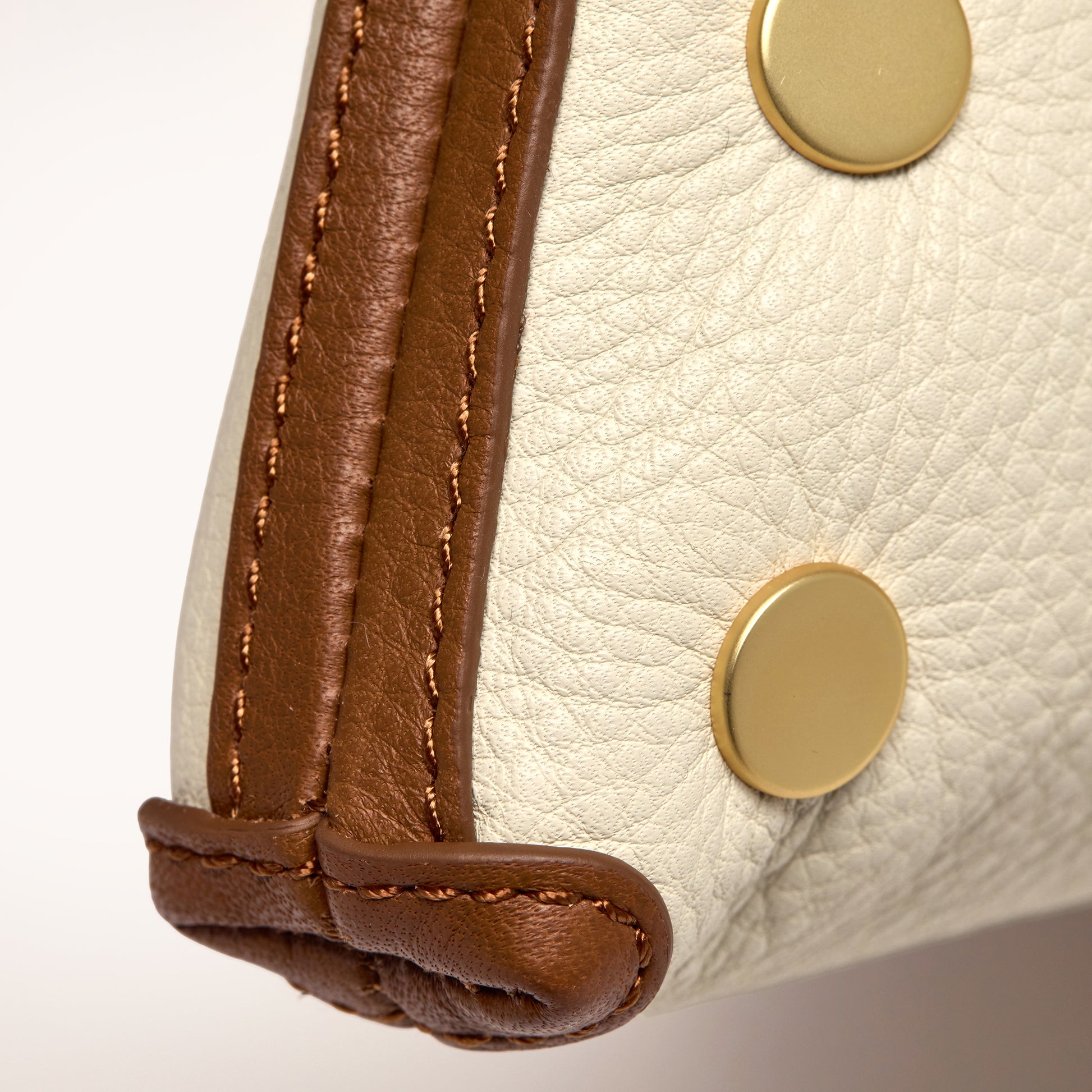 Kyle-Courtyard-Cream-BG-Front-View-Detail