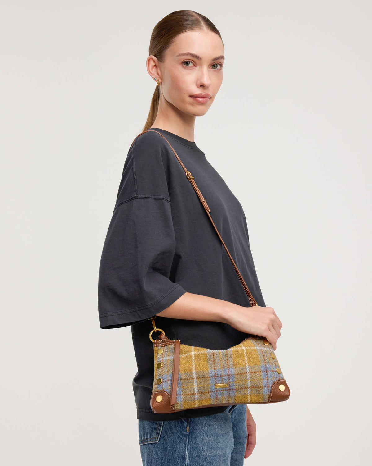 Kyle-Highlands-Tweed-AG-Model-View-2